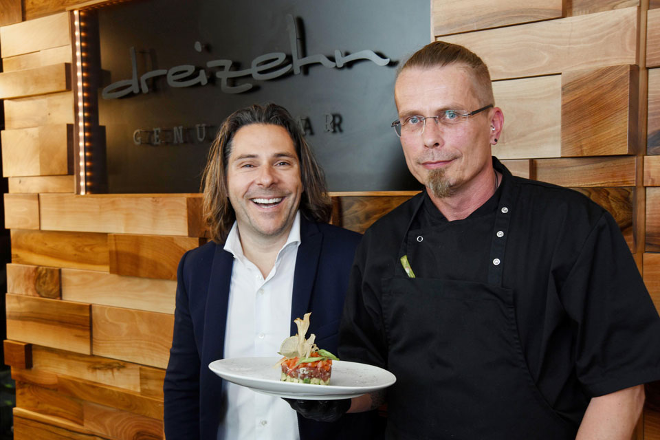 Patrick Marchl begrüßt Spitzenkoch Christian Lohner in der Genussbar 13