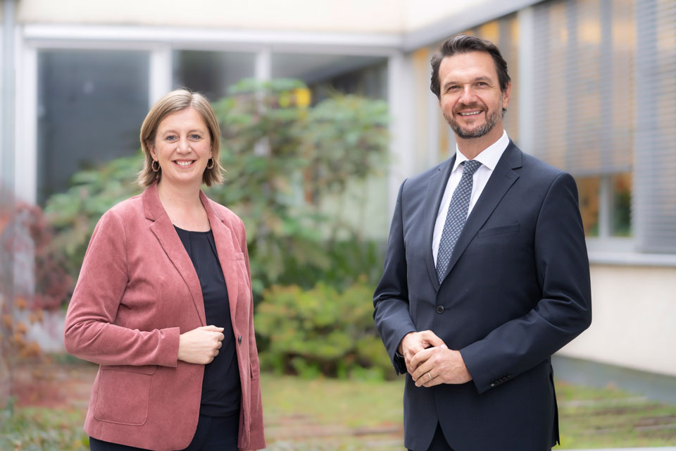 Wissenschafts- und Forschungslandesrätin Barbara Eibinger-Miedl mit dem neuen Aufsichtsrats-Vorsitzenden der FH JOANNEUM Markus Tomaschitz